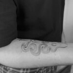 João Pedro Bernardes Instagram - Enfrentar. Lutar. Renascer. Demorei muito (muuuito) tempo a ganhar coragem para fazer a minha primeira tatuagem grande. Sempre quis, mas tinha medo de escolher algo que me fosse arrepender. Pensei nos últimos anos e decidi que queria algo que refletisse parte de quem sou. Esta tatuagem representa o enfrentar-me a mim mesmo, nos meus maiores desejos e medos. Representa a luta interna por tudo aquilo que acredito que mereço e pelo qual irei lutar, por muito que o meu sabotador interno diga “não consegues”. É um reconhecer que mesmo o nosso lado mais escuro faz parte de nós e nos ajuda a apreciar a luz e a renascer. Estou muito feliz com o resultado, mesmo! 🤍 E vocês? O que acham? 🫶🏻