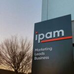 João Pedro Bernardes Instagram - É com muito muito orgulho que posso finalmente partilhar o meu próximo desafio na docência: a coordenação da mais recente Pós-Graduação em Social Media & Content Marketing no IPAM Porto, em parceria com o IADE - Creative University. Assumo esta coordenação em conjunto com António Mendes, Diretor da RFM, que tem sido um apoio! 🙏🏻 Estou mesmo muito entusiasmado com esta oportunidade porque me permite unir os ‘meus’ dois mundos: Por um lado, a paixão que tenho por aprender e viver o Marketing, já desde os meus 16 anos, e por outro, a possibilidade de partilhar, também enquanto docente da Pós-Graduação, tudo o que fui aprendendo com o Cara Coroa, o projeto digital ao qual me entreguei completamente e que permite que a criação de conteúdos digitais seja hoje a minha profissão! Mas voltando à Pós-Graduação: este programa foi desenhado de forma a criar um ambiente académico inovador onde a criatividade e o Marketing trabalham em conjunto para o sucesso das áreas associadas ao Social Media e criação de conteúdo digital! A primeira edição de sempre arranja já em Outubro, mas se quiserem saber mais, espreitem o destaque ‘marketing’ no meu perfil, coloquei lá os links de tudo! Quem sabe não nos encontramos na sala de aula! ☺️ Entrei no IPAM em 2009, e desde então foi sempre a minha segunda casa. Hoje, é ainda mais, de uma forma especial. O João de 16 anos iria ficar muito orgulhoso, espero que vocês também! ❤️ Ps. Swipe left para uma viagem no tempo! #socialmedia #marketing #contentmarketing #digital #creative #ipam #ipamporto #portugal
