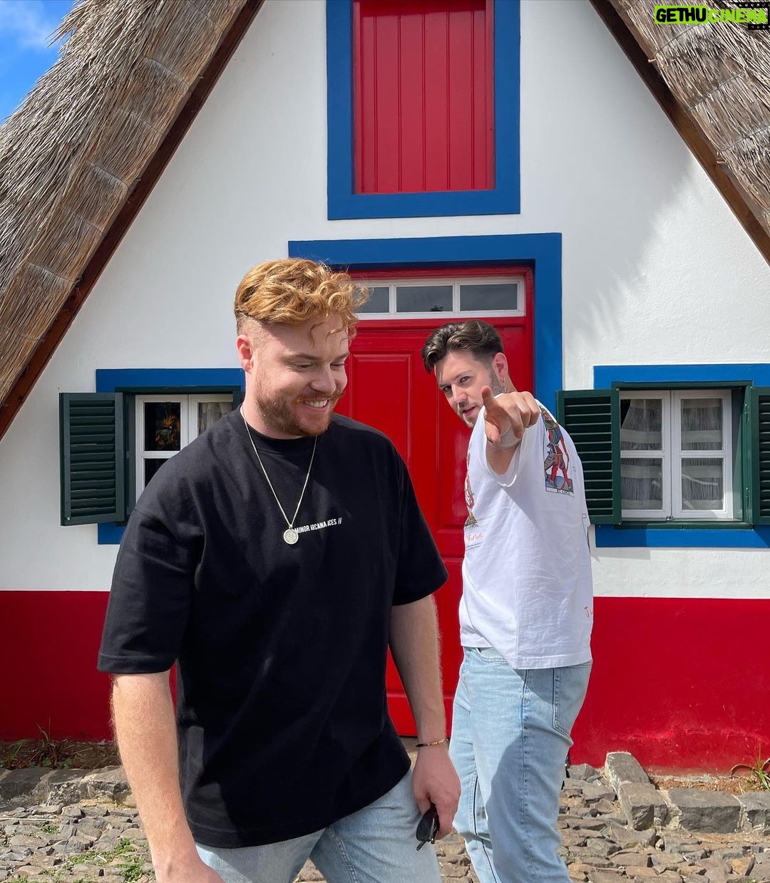 João Pedro Bernardes Instagram - Totós? Muito. Felizes? Mais! 🫶🏻 Bom Domingo! ✨ chapas pela leinda @bysofiaoliveira 🤍 . . . #madeira #ilhadamadeira #visitportugal #visitmadeira #travel #lifestyle #foodie #couple #lgbtq #portugal #caracoroablog Funchal, Madeira, Portugal