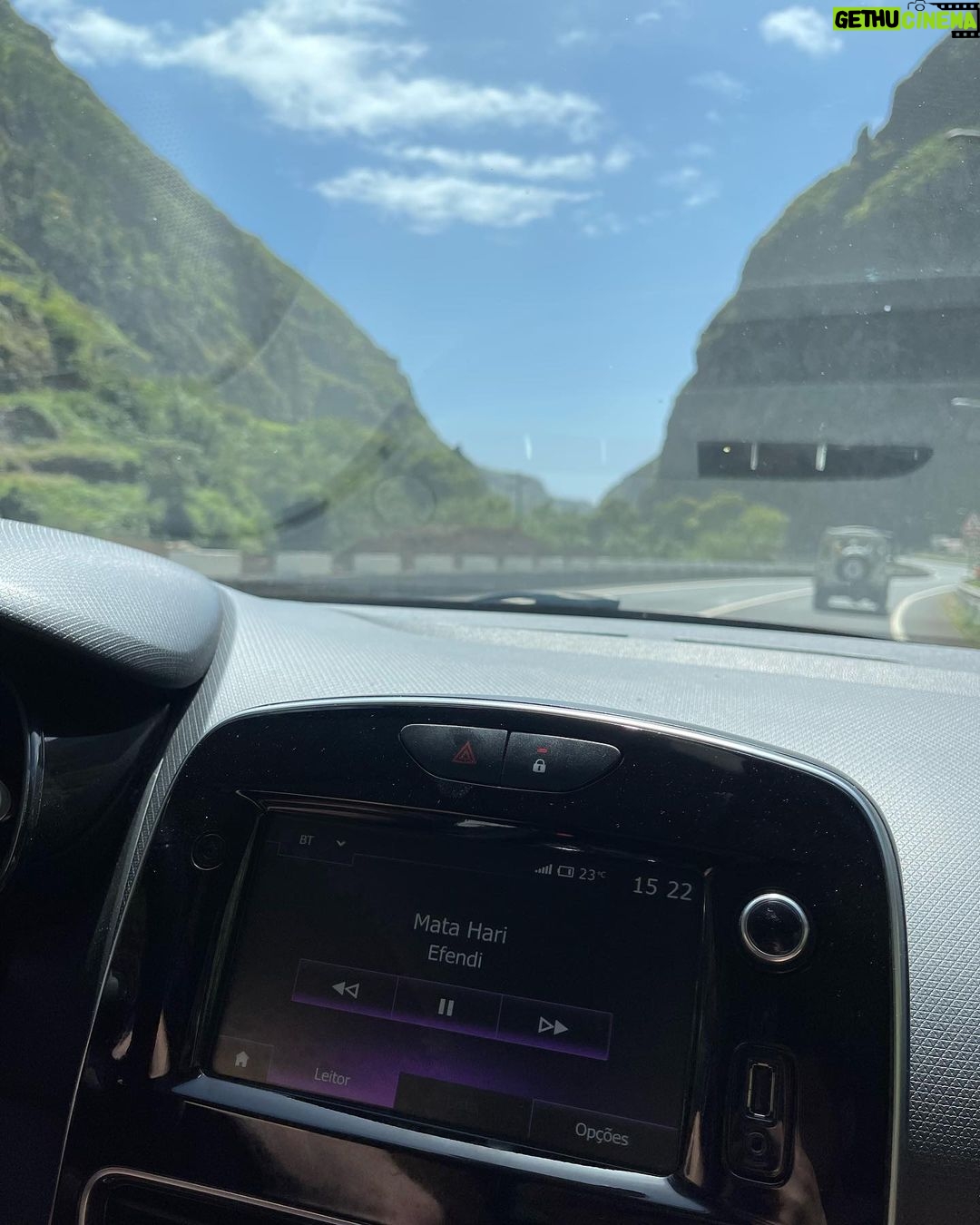 João Pedro Bernardes Instagram - Quem gostava de ver um vlog destes dias pela ilha? ✈️🏝️☀️ . . . #madeira #ilhadamadeira #visitportugal #visitmadeira #travel #lifestyle #foodie #couple #lgbtq #portugal #caracoroa #travelcouple #caracoroablog Funchal, Madeira, Portugal
