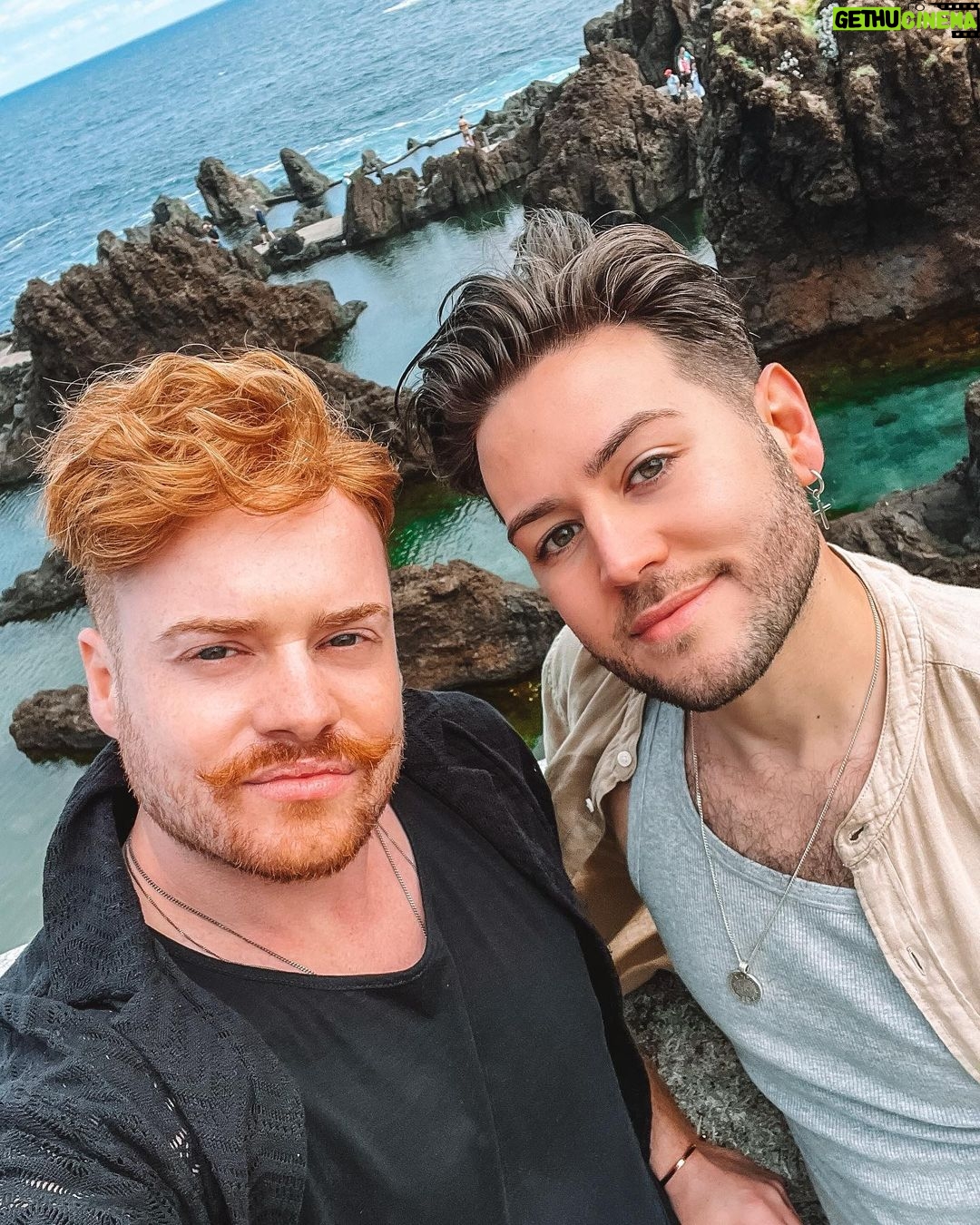 João Pedro Bernardes Instagram - Quem gostava de ver um vlog destes dias pela ilha? ✈️🏝️☀️ . . . #madeira #ilhadamadeira #visitportugal #visitmadeira #travel #lifestyle #foodie #couple #lgbtq #portugal #caracoroa #travelcouple #caracoroablog Funchal, Madeira, Portugal