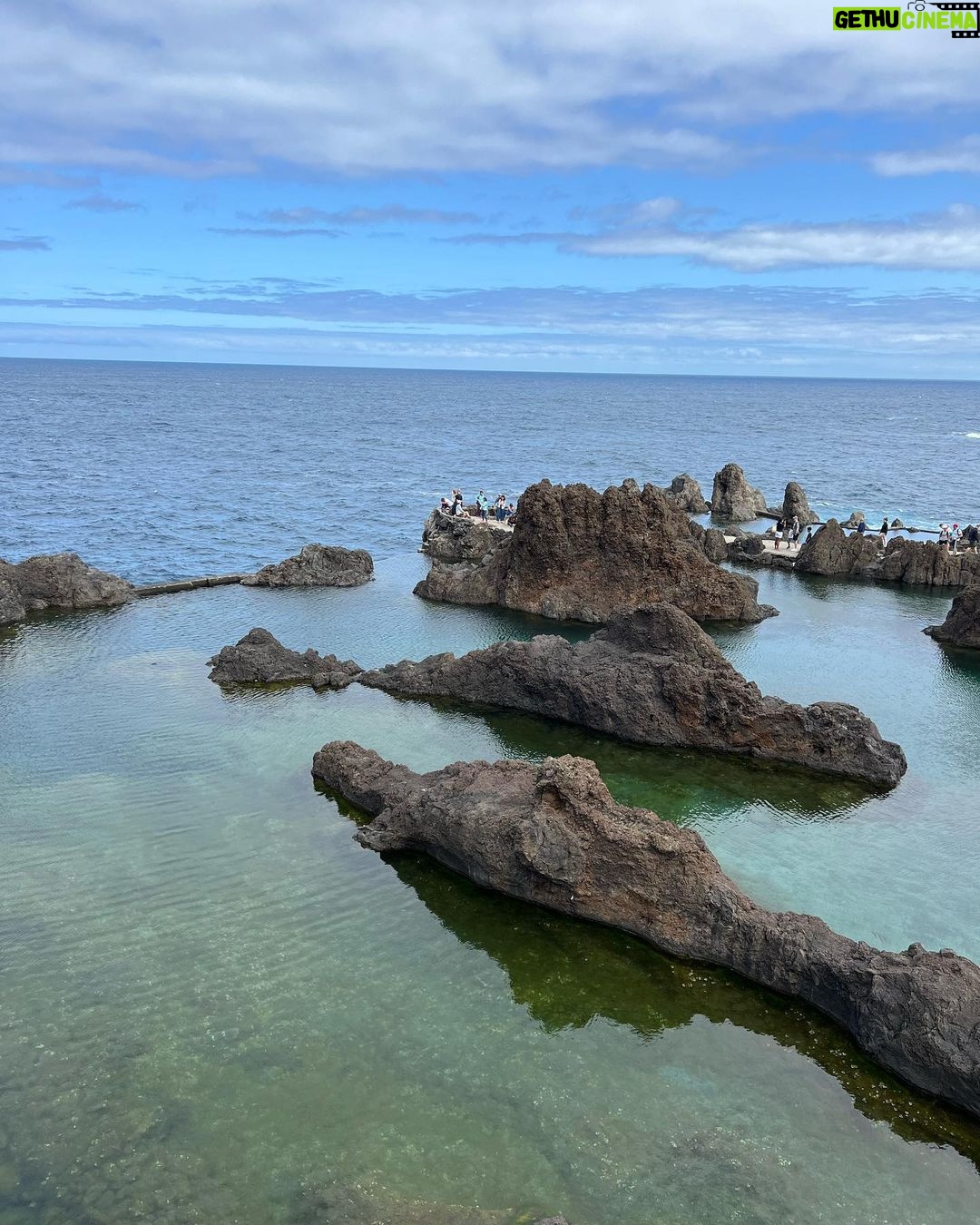 João Pedro Bernardes Instagram - Quem gostava de ver um vlog destes dias pela ilha? ✈️🏝️☀️ . . . #madeira #ilhadamadeira #visitportugal #visitmadeira #travel #lifestyle #foodie #couple #lgbtq #portugal #caracoroa #travelcouple #caracoroablog Funchal, Madeira, Portugal