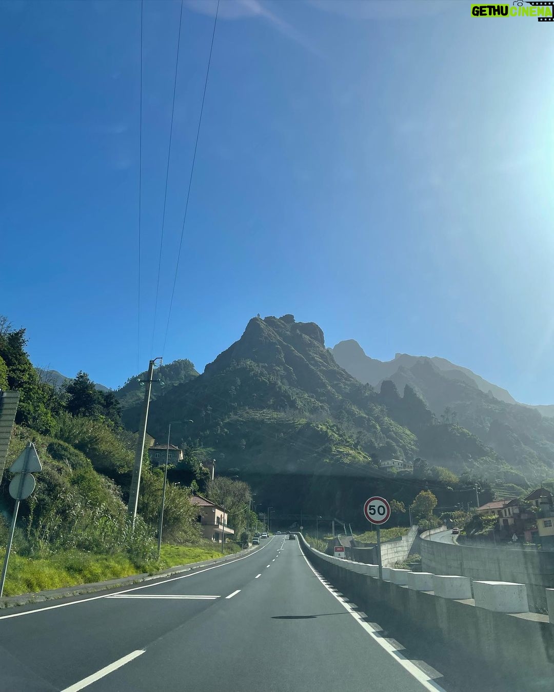 João Pedro Bernardes Instagram - Quem gostava de ver um vlog destes dias pela ilha? ✈️🏝️☀️ . . . #madeira #ilhadamadeira #visitportugal #visitmadeira #travel #lifestyle #foodie #couple #lgbtq #portugal #caracoroa #travelcouple #caracoroablog Funchal, Madeira, Portugal
