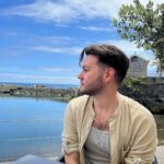 João Pedro Bernardes Instagram - Quem gostava de ver um vlog destes dias pela ilha? ✈️🏝️☀️ . . . #madeira #ilhadamadeira #visitportugal #visitmadeira #travel #lifestyle #foodie #couple #lgbtq #portugal #caracoroa #travelcouple #caracoroablog Funchal, Madeira, Portugal