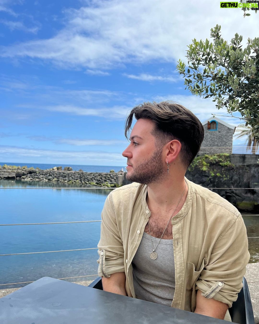 João Pedro Bernardes Instagram - Quem gostava de ver um vlog destes dias pela ilha? ✈️🏝️☀️ . . . #madeira #ilhadamadeira #visitportugal #visitmadeira #travel #lifestyle #foodie #couple #lgbtq #portugal #caracoroa #travelcouple #caracoroablog Funchal, Madeira, Portugal
