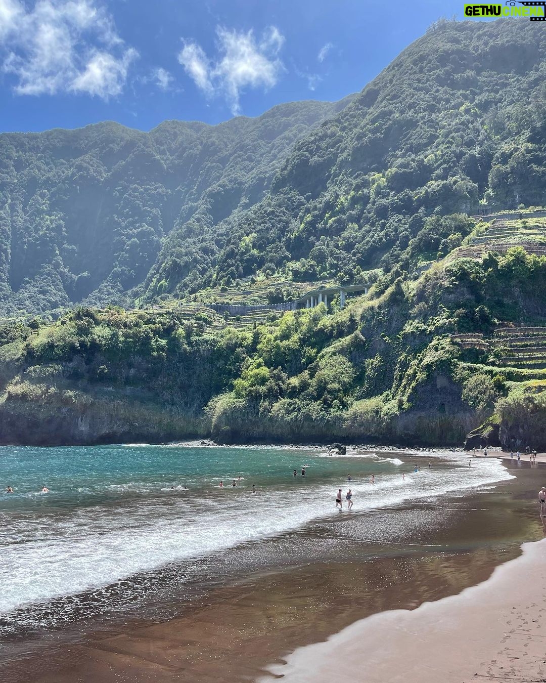 João Pedro Bernardes Instagram - Quem gostava de ver um vlog destes dias pela ilha? ✈️🏝️☀️ . . . #madeira #ilhadamadeira #visitportugal #visitmadeira #travel #lifestyle #foodie #couple #lgbtq #portugal #caracoroa #travelcouple #caracoroablog Funchal, Madeira, Portugal