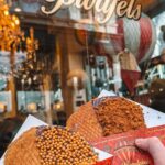 João Pedro Bernardes Instagram - Estas são consideradas as melhores bolachas de Amesterdão, e nós tivemos que ir provar! 👀🍪 📍Podes encontra-las no ‘Van Wonderen Stroopwafels’ que fica em Kalverstraat 190, 1012, Amesterdão 🇳🇱 🤤👉🏻Podes pedir as bolachas normais, ou seja, apenas com recheio de caramelo, ou pedir com cobertura! E tens muitas opções: oreo, lotus biscoff, caramelo salgado, marshmallows, smarties, entre outros! Recomendamos! ⭐️ Guarda este vídeo para quando fores a Amesterdão! 🫶🏻 . . . #amsterdam #netherlands #holland #travel #amsterdamcity #visitamsterdam #vanwonderen #stroopwafels #vanwonderenstroopwafels #food #foodie #caracoroablog #couple #foodreels