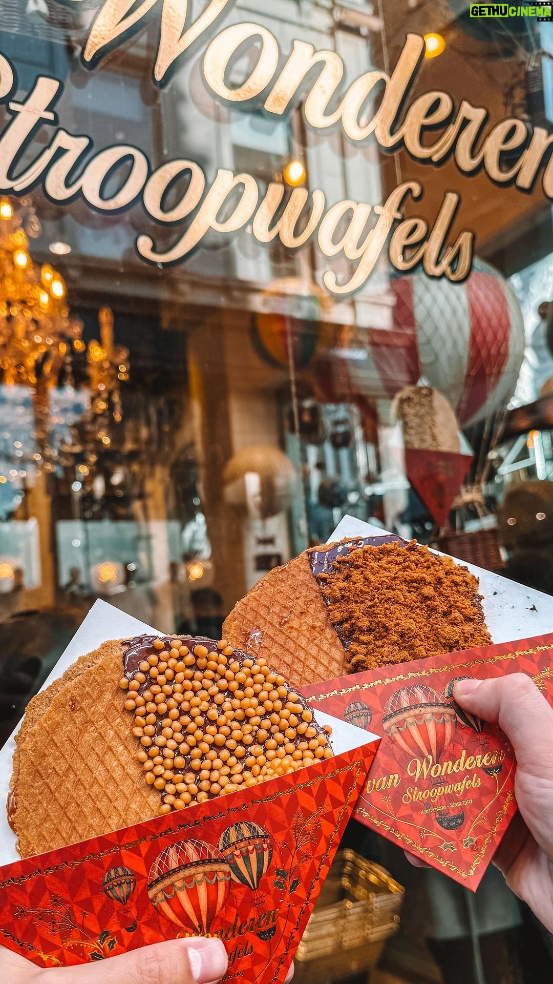 João Pedro Bernardes Instagram - Estas são consideradas as melhores bolachas de Amesterdão, e nós tivemos que ir provar! 👀🍪 📍Podes encontra-las no ‘Van Wonderen Stroopwafels’ que fica em Kalverstraat 190, 1012, Amesterdão 🇳🇱 🤤👉🏻Podes pedir as bolachas normais, ou seja, apenas com recheio de caramelo, ou pedir com cobertura! E tens muitas opções: oreo, lotus biscoff, caramelo salgado, marshmallows, smarties, entre outros! Recomendamos! ⭐️ Guarda este vídeo para quando fores a Amesterdão! 🫶🏻 . . . #amsterdam #netherlands #holland #travel #amsterdamcity #visitamsterdam #vanwonderen #stroopwafels #vanwonderenstroopwafels #food #foodie #caracoroablog #couple #foodreels