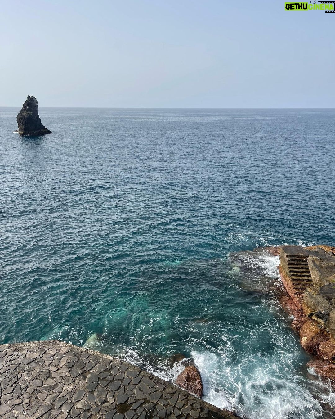 João Pedro Bernardes Instagram - Resumo do primeiro dia destes dois perdidos pela ilha ✈️🏝️ . . . #madeira #ilhadamadeira #visitportugal #visitmadeira #travel #lifestyle #foodie #couple #lgbtq #portugal #caracoroablog Funchal, Madeira, Portugal
