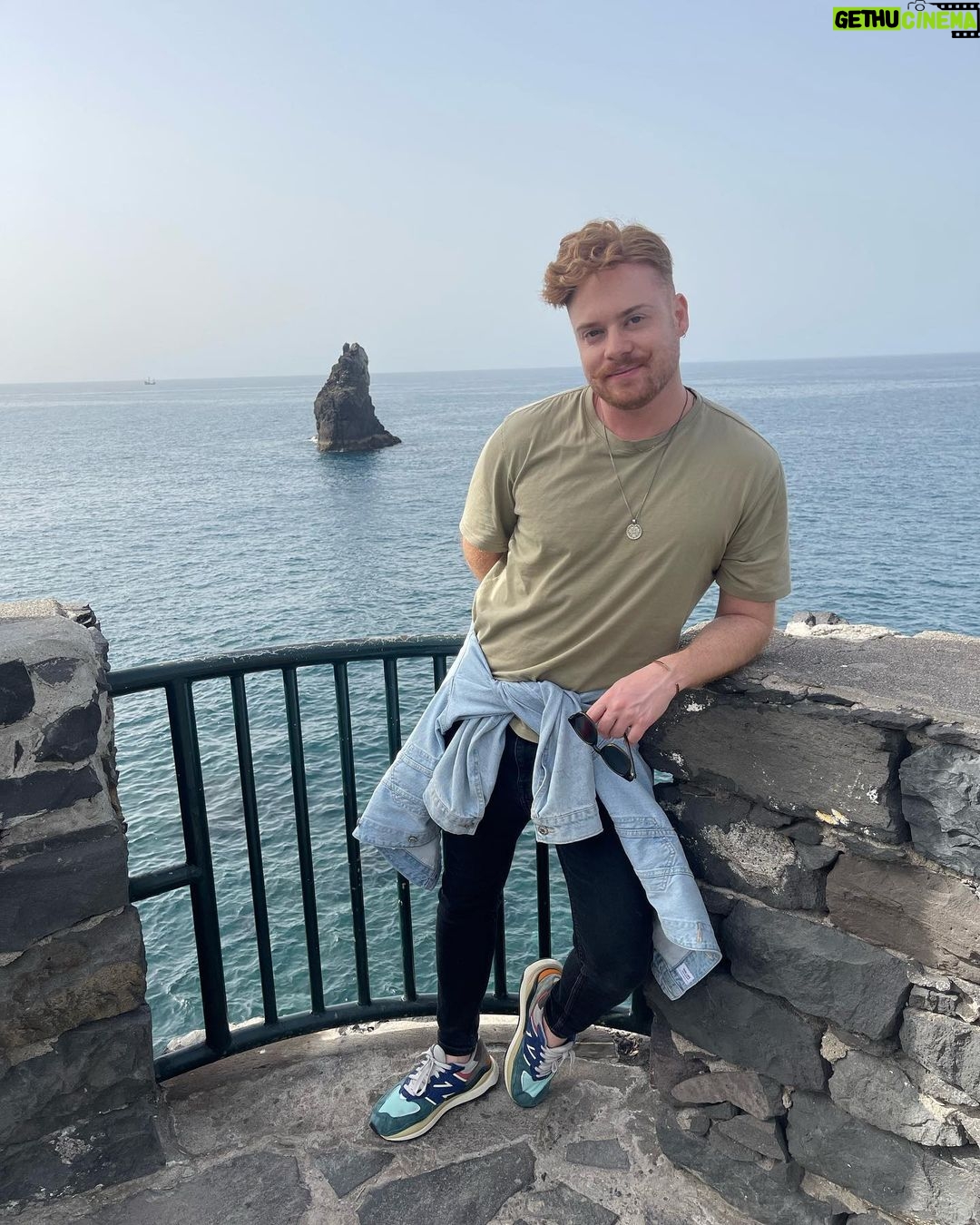 João Pedro Bernardes Instagram - Resumo do primeiro dia destes dois perdidos pela ilha ✈️🏝️ . . . #madeira #ilhadamadeira #visitportugal #visitmadeira #travel #lifestyle #foodie #couple #lgbtq #portugal #caracoroablog Funchal, Madeira, Portugal