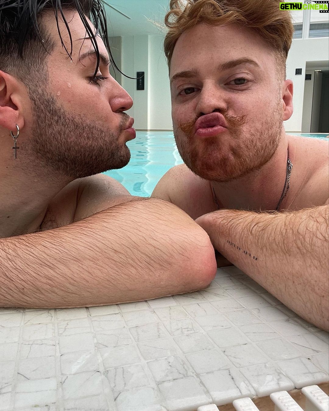 João Pedro Bernardes Instagram - Resumo do primeiro dia destes dois perdidos pela ilha ✈️🏝️ . . . #madeira #ilhadamadeira #visitportugal #visitmadeira #travel #lifestyle #foodie #couple #lgbtq #portugal #caracoroablog Funchal, Madeira, Portugal