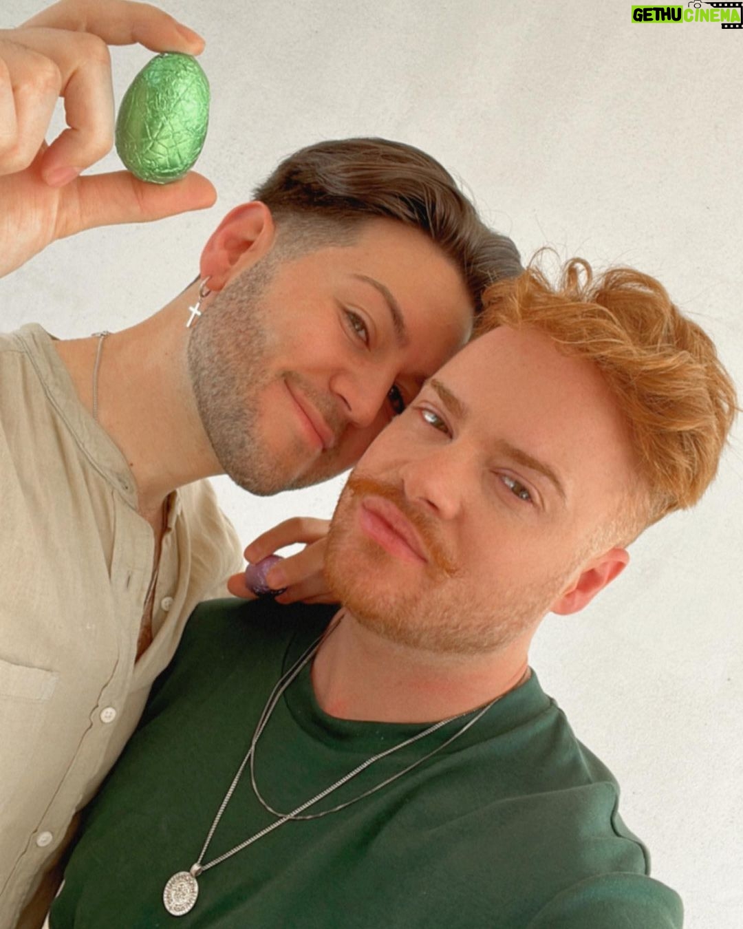 João Pedro Bernardes Instagram - Feliz Páscoa 🐣 em quantos segundos acham que estes ovos foram devorados? 🤔😂 . . . #pascoa #easter #portugal #caracoroablog #caracoroa #youtube #youtubeportugal #couple