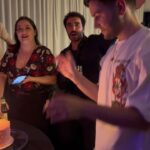 João Pedro Bernardes Instagram – Registos de um aniversário CAÓTICO, com amigos ainda mais CAÓTICOS mas que eu amo muito! 🫶🏻❤️

Qual é o vosso momento caótico preferido? 😂😂😂

Ps. Quem entender a referência de inspiração do meu bolo ganha uma fatia! 🫶🏻⚡️