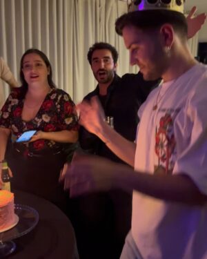 João Pedro Bernardes Instagram - Registos de um aniversário CAÓTICO, com amigos ainda mais CAÓTICOS mas que eu amo muito! 🫶🏻❤️

Qual é o vosso momento caótico preferido? 😂😂😂

Ps. Quem entender a referência de inspiração do meu bolo ganha uma fatia! 🫶🏻⚡️