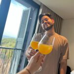 João Pedro Bernardes Instagram – Quem faz anos quem é? 🙋🏻‍♂️🥳 um resumo do meu dia, com tudo o que eu mais amo: 🎂🥂👨🏻‍🦰🛁🧖‍♂️🏔️🍔💤 

E ainda dizem que não existem planos perfeitos 🤍

Feliz 🫶🏻