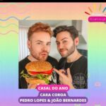 João Pedro Bernardes Instagram – Esta foi uma semana daquelas! Quero começar a partilhar convosco alguns momentos de cada semana! 😊
Independentemente de serem grandes, pequenos, bons, maus sobre mim ou sobre outros, são verdadeiros e fizeram parte do meu dia! 🙏🏻
1 – Celebrámos 11 anos que nos reencontrámos e nunca mais nos largámos 🥰
2 – Para surpresa nossa fomos eleitos casal do ano pela @dezanovept o que nos deixou de ❤️ cheio! Obrigado, mesmo! 🌈
3 e 4 – Babysitters de serviço! Gostamos cada vez mais desta pirralha, a nossa sobrinha Isabel! E para a entreter vale tudo! 😂👶🏼
5 – Escolhemos aquela que será uma das peças mais especiais da nossa casa… Aguardem 🫶🏻
6 e 7 – Fomos à apresentação do livro da minha Mafalda (e do Fernando!). O outro lado do abraço, e o momento em que a minha cara aparece do nada nos slides! Obrigado, Mafalda 🤍
8 – Gravações e mais gravações. O que antes era o nosso sonho agora é o nosso dia a dia! Graças ao nosso trabalho e ao vosso apoio 🙏🏻
9 – A Noosa e a Lizzie tornam-se besties 🐶💕
Tenho vindo a aperceber-me que, enquanto utilizador de redes sociais, tenho gostado cada vez mais de ver conteúdo deste tipo 😊 Conteúdo que embora não seja o mais ‘bonito’, mostra o lado verdadeiro da pessoa que está ali. E vocês? Gostam? Qual é a vossa opinião? 🫶🏻
Boa semana a todos, e obrigado por estarem desse lado 🤍🙏🏻