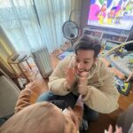 João Pedro Bernardes Instagram – Esta foi uma semana daquelas! Quero começar a partilhar convosco alguns momentos de cada semana! 😊
Independentemente de serem grandes, pequenos, bons, maus sobre mim ou sobre outros, são verdadeiros e fizeram parte do meu dia! 🙏🏻
1 – Celebrámos 11 anos que nos reencontrámos e nunca mais nos largámos 🥰
2 – Para surpresa nossa fomos eleitos casal do ano pela @dezanovept o que nos deixou de ❤️ cheio! Obrigado, mesmo! 🌈
3 e 4 – Babysitters de serviço! Gostamos cada vez mais desta pirralha, a nossa sobrinha Isabel! E para a entreter vale tudo! 😂👶🏼
5 – Escolhemos aquela que será uma das peças mais especiais da nossa casa… Aguardem 🫶🏻
6 e 7 – Fomos à apresentação do livro da minha Mafalda (e do Fernando!). O outro lado do abraço, e o momento em que a minha cara aparece do nada nos slides! Obrigado, Mafalda 🤍
8 – Gravações e mais gravações. O que antes era o nosso sonho agora é o nosso dia a dia! Graças ao nosso trabalho e ao vosso apoio 🙏🏻
9 – A Noosa e a Lizzie tornam-se besties 🐶💕
Tenho vindo a aperceber-me que, enquanto utilizador de redes sociais, tenho gostado cada vez mais de ver conteúdo deste tipo 😊 Conteúdo que embora não seja o mais ‘bonito’, mostra o lado verdadeiro da pessoa que está ali. E vocês? Gostam? Qual é a vossa opinião? 🫶🏻
Boa semana a todos, e obrigado por estarem desse lado 🤍🙏🏻