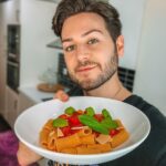 João Pedro Bernardes Instagram – 24h vegan! 🌱 Acabou de sair vídeo novo no canal onde passamos um dia inteiro a comer apenas comida vegan! Link na bio! 🫶🏻
.
.
.
#Vegan #Veganuary #lifestyle #portugal #food #comida #foodie #receitas #receitavegan #veggie #youtube #couple #couplelgbt #lgbt
