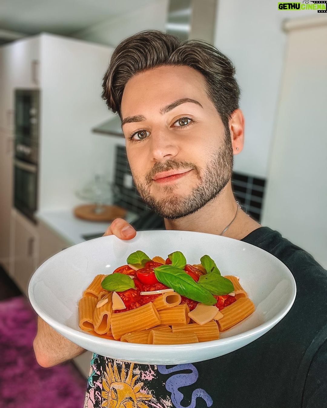 João Pedro Bernardes Instagram - 24h vegan! 🌱 Acabou de sair vídeo novo no canal onde passamos um dia inteiro a comer apenas comida vegan! Link na bio! 🫶🏻 . . . #Vegan #Veganuary #lifestyle #portugal #food #comida #foodie #receitas #receitavegan #veggie #youtube #couple #couplelgbt #lgbt