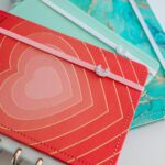 João Pedro Bernardes Instagram – 📘 GIVEAWAY Caderno Inteligente📗

O Natal está a chegar e aqui está a primeira oportunidade para ganhares o teu primeiro presente 🎁🫶🏻

Fomos desafiados a criar o ‘Menu Cara Coroa’ tendo como inspiração os CIs! 😋 E é exatamente tudo isto que podes ganhar:

🥗 – Entrada  – Salada com o Verde Pastel 
🍜 – Prato Principal – Ramen com o Maldives
🍰 – Sobremesa – Cheesecake de Morango com o Lovely Golden Love 

Para ganhares e poderes provar o ‘Menu Cara Coroa’ só tens de:
1. Seguir @joao.caracoroa , @pedro.caracoroa e @cadernointeligente_pt
2. Comentar este post identificando dois amigos com quem gostarias de partilhar o ‘Menu’. Ah, e não vale identificar famosos 👀

Podes participar as vezes que quiseres, assim tens mais chances de ganhar! O sorteio será feito no dia 12 de Dezembro, e o/a vencedor/a será comunicado/a aqui nos stories nesse dia! 

Boa sorte e bom Natal! 🍀🎄 pub
.
.
.
#cadernointeligente #cadernointeligenteportugal 
#weloveci #lovely #lifestyle #portugal