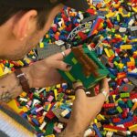 João Pedro Bernardes Instagram – A entrar no espírito natalício 🎄🤍 Ontem foi a festa de Natal da @lego, e para nós é como se marcasse o início da época do Natal (até mais do que ouvir a Mariah cantar ✌🏻). Voltando a assuntos sérios: por cada presente construído por vocês em peças Lego, e se o partilharem nas redes sociais com a hashtag #BuildToGive, a Lego oferecerá um presente a uma criança desfavorecida, dando-lhe a hipótese de brincar e ter um natal com um bocadinho mais cor 🎁

Aqui ficam as fotografias que mostram a festa, e claro, vejam os presentes que construímos ☺️

Façam parte desta iniciativa e juntos vamos construir um mundo melhor 🥰

Obrigado @suit.pr pelo incrível convite, que se tornou já uma tradição de Natal 🎅🏼 🫶🏻
.
.
.
#lego #forthejoyofplay #legoportugal #lifestyle #portugal #ginger #ruivo #redhead #couple #lgbt #lisboa #lisbon #couplelove #christmas #family #rebuildtheworld #toys