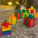 João Pedro Bernardes Instagram – A entrar no espírito natalício 🎄🤍 Ontem foi a festa de Natal da @lego, e para nós é como se marcasse o início da época do Natal (até mais do que ouvir a Mariah cantar ✌🏻). Voltando a assuntos sérios: por cada presente construído por vocês em peças Lego, e se o partilharem nas redes sociais com a hashtag #BuildToGive, a Lego oferecerá um presente a uma criança desfavorecida, dando-lhe a hipótese de brincar e ter um natal com um bocadinho mais cor 🎁
Aqui ficam as fotografias que mostram a festa, e claro, vejam os presentes que construímos ☺️
Façam parte desta iniciativa e juntos vamos construir um mundo melhor 🥰
Obrigado @suit.pr pelo incrível convite, que se tornou já uma tradição de Natal 🎅🏼 🫶🏻
.
.
.
#lego #forthejoyofplay #legoportugal #lifestyle #portugal #ginger #ruivo #redhead #couple #lgbt #lisboa #lisbon #couplelove #christmas #family #rebuildtheworld #toys