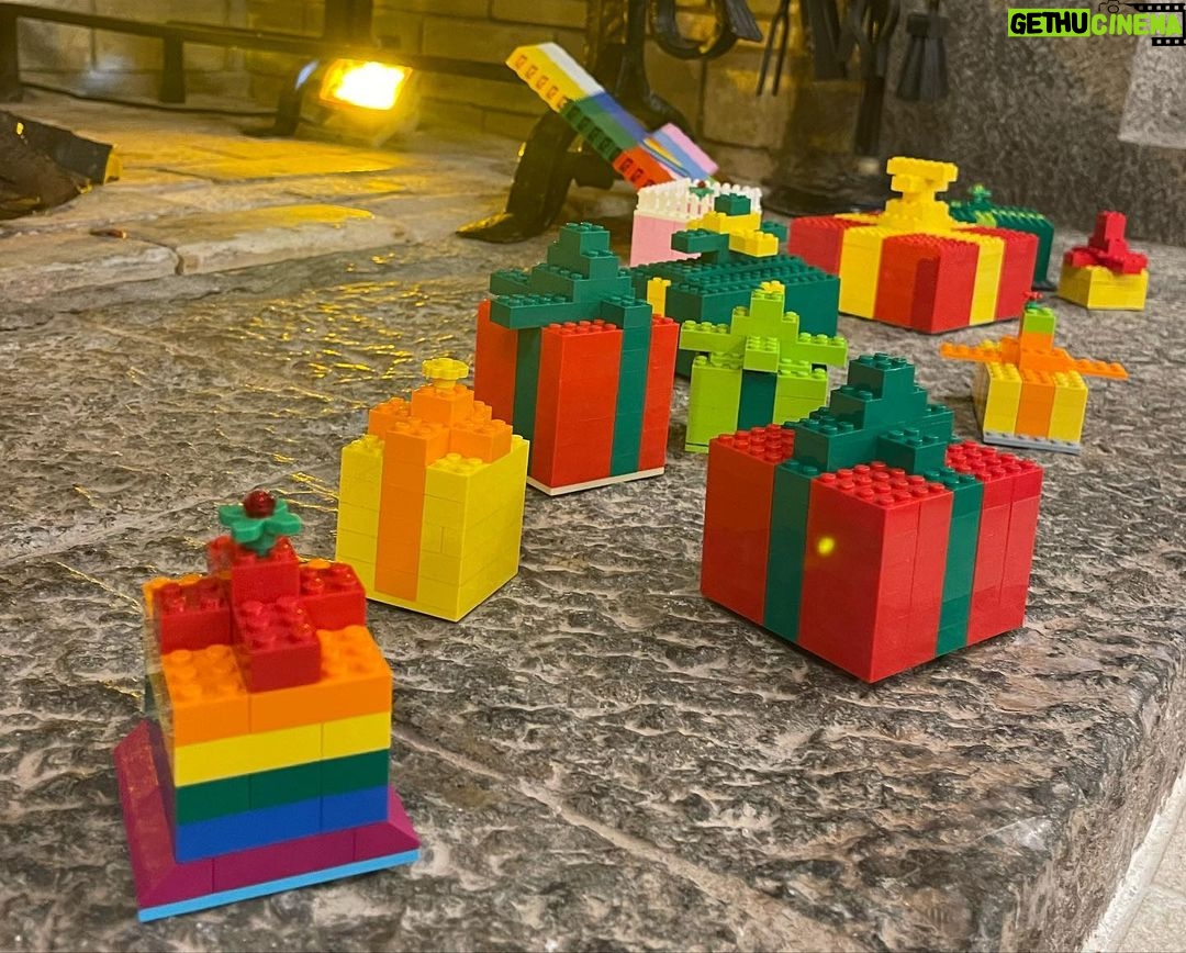 João Pedro Bernardes Instagram - A entrar no espírito natalício 🎄🤍 Ontem foi a festa de Natal da @lego, e para nós é como se marcasse o início da época do Natal (até mais do que ouvir a Mariah cantar ✌🏻). Voltando a assuntos sérios: por cada presente construído por vocês em peças Lego, e se o partilharem nas redes sociais com a hashtag #BuildToGive, a Lego oferecerá um presente a uma criança desfavorecida, dando-lhe a hipótese de brincar e ter um natal com um bocadinho mais cor 🎁 Aqui ficam as fotografias que mostram a festa, e claro, vejam os presentes que construímos ☺️ Façam parte desta iniciativa e juntos vamos construir um mundo melhor 🥰 Obrigado @suit.pr pelo incrível convite, que se tornou já uma tradição de Natal 🎅🏼 🫶🏻 . . . #lego #forthejoyofplay #legoportugal #lifestyle #portugal #ginger #ruivo #redhead #couple #lgbt #lisboa #lisbon #couplelove #christmas #family #rebuildtheworld #toys
