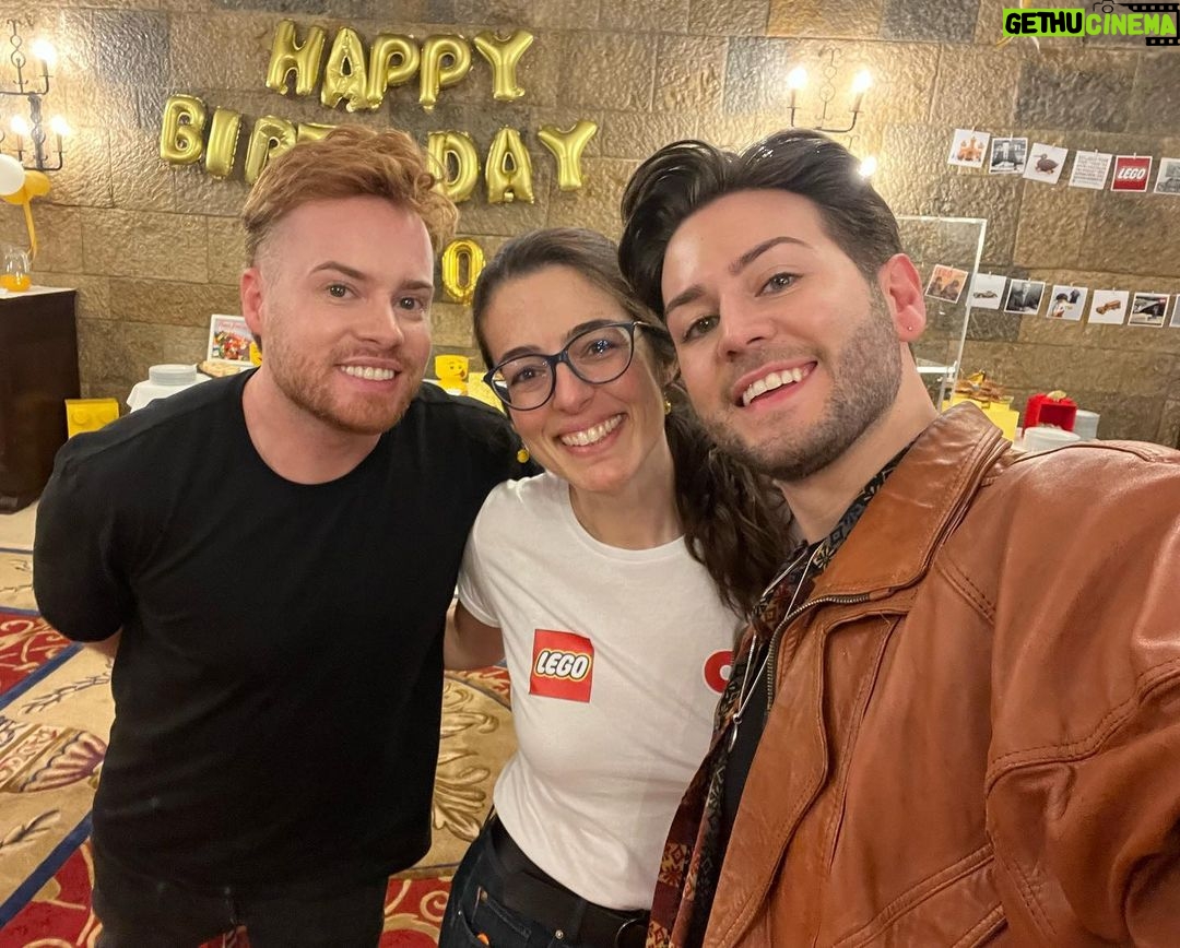 João Pedro Bernardes Instagram - A entrar no espírito natalício 🎄🤍 Ontem foi a festa de Natal da @lego, e para nós é como se marcasse o início da época do Natal (até mais do que ouvir a Mariah cantar ✌🏻). Voltando a assuntos sérios: por cada presente construído por vocês em peças Lego, e se o partilharem nas redes sociais com a hashtag #BuildToGive, a Lego oferecerá um presente a uma criança desfavorecida, dando-lhe a hipótese de brincar e ter um natal com um bocadinho mais cor 🎁 Aqui ficam as fotografias que mostram a festa, e claro, vejam os presentes que construímos ☺️ Façam parte desta iniciativa e juntos vamos construir um mundo melhor 🥰 Obrigado @suit.pr pelo incrível convite, que se tornou já uma tradição de Natal 🎅🏼 🫶🏻 . . . #lego #forthejoyofplay #legoportugal #lifestyle #portugal #ginger #ruivo #redhead #couple #lgbt #lisboa #lisbon #couplelove #christmas #family #rebuildtheworld #toys