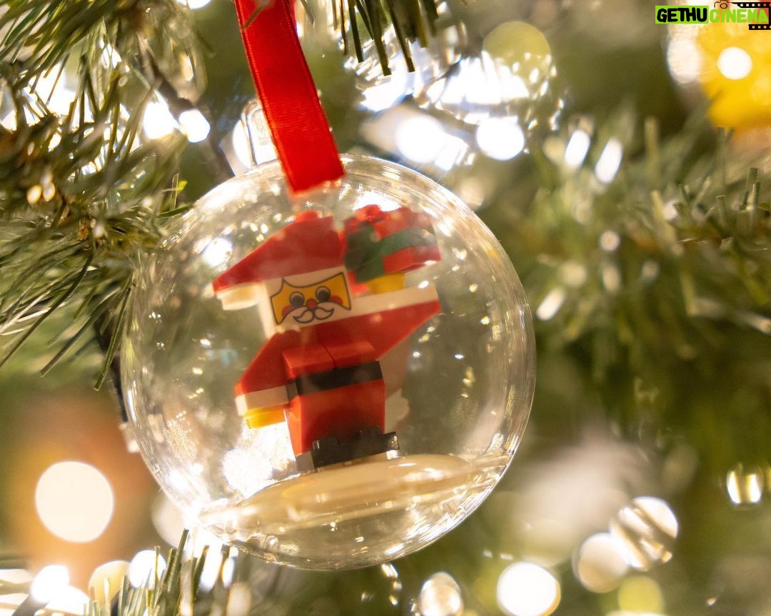 João Pedro Bernardes Instagram - A entrar no espírito natalício 🎄🤍 Ontem foi a festa de Natal da @lego, e para nós é como se marcasse o início da época do Natal (até mais do que ouvir a Mariah cantar ✌🏻). Voltando a assuntos sérios: por cada presente construído por vocês em peças Lego, e se o partilharem nas redes sociais com a hashtag #BuildToGive, a Lego oferecerá um presente a uma criança desfavorecida, dando-lhe a hipótese de brincar e ter um natal com um bocadinho mais cor 🎁 Aqui ficam as fotografias que mostram a festa, e claro, vejam os presentes que construímos ☺️ Façam parte desta iniciativa e juntos vamos construir um mundo melhor 🥰 Obrigado @suit.pr pelo incrível convite, que se tornou já uma tradição de Natal 🎅🏼 🫶🏻 . . . #lego #forthejoyofplay #legoportugal #lifestyle #portugal #ginger #ruivo #redhead #couple #lgbt #lisboa #lisbon #couplelove #christmas #family #rebuildtheworld #toys
