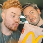 João Pedro Bernardes Instagram - Experimentámos o novo hambúrguer do McDonald’s: o Maestro Ovo Benedict 🍔 Achamos que esta é uma boa forma para estrearmos a temporada 2 da série ‘A Nossa Primeira Vez’, onde vamos provar comida que nunca experimentámos e fazer coisas que nunca fizemos! 👀 Esta serie terá vários episódios, por isso diz-nos o que gostavas de ver nos próximos! 🫶🏻 Ps. deixa o emoji do 🍔 nos comentários se gostavas de experimentar esta novidade do McDonald’s! . . . #ANossaPrimeiraVez #lifestyle #portugal #food #comida #foodies #mcdonalds #foodreels#mcdonaldsportugal #burger #reels