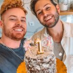 João Pedro Bernardes Instagram - Há 1 ano estávamos a tornar-nos os tios mais fixes de sempre, com o nascimento da nossa Isabelinha 💕 Para celebrar o seu primeiro aniversário, decidimos fazer um ‘smash the cake’, que consiste em fazer um bolo para o bebé destruir 🍰 Tinha toda a lógica serem estes dois tios, nabos na cozinha, a fazerem o bolo! Feito apenas com ingredientes que ela pode comer e com MUITO AMOR! 🥰 Se quiserem recriar, só precisam de: Aveia, 3 ou 4 bananas (de preferência maduras), tâmaras (para o recheio e cobertura) e côco ralado (para finalizar e dar aquele ar mai leindo ao bolo). Um agradecimento especial à linda da @ladolce_rita pela ajuda ❤️ Isabelinha, os tios gostam muito de ti e daqui a uns anos já te levamos ao McDonalds connosco! 🫶🏻😂 . . . #caracoroablog #baby #love #babygirl #birthday #smashthecake #cakesmash #cake #easyrecipe #foodforbabies #family #família #firstbirthday