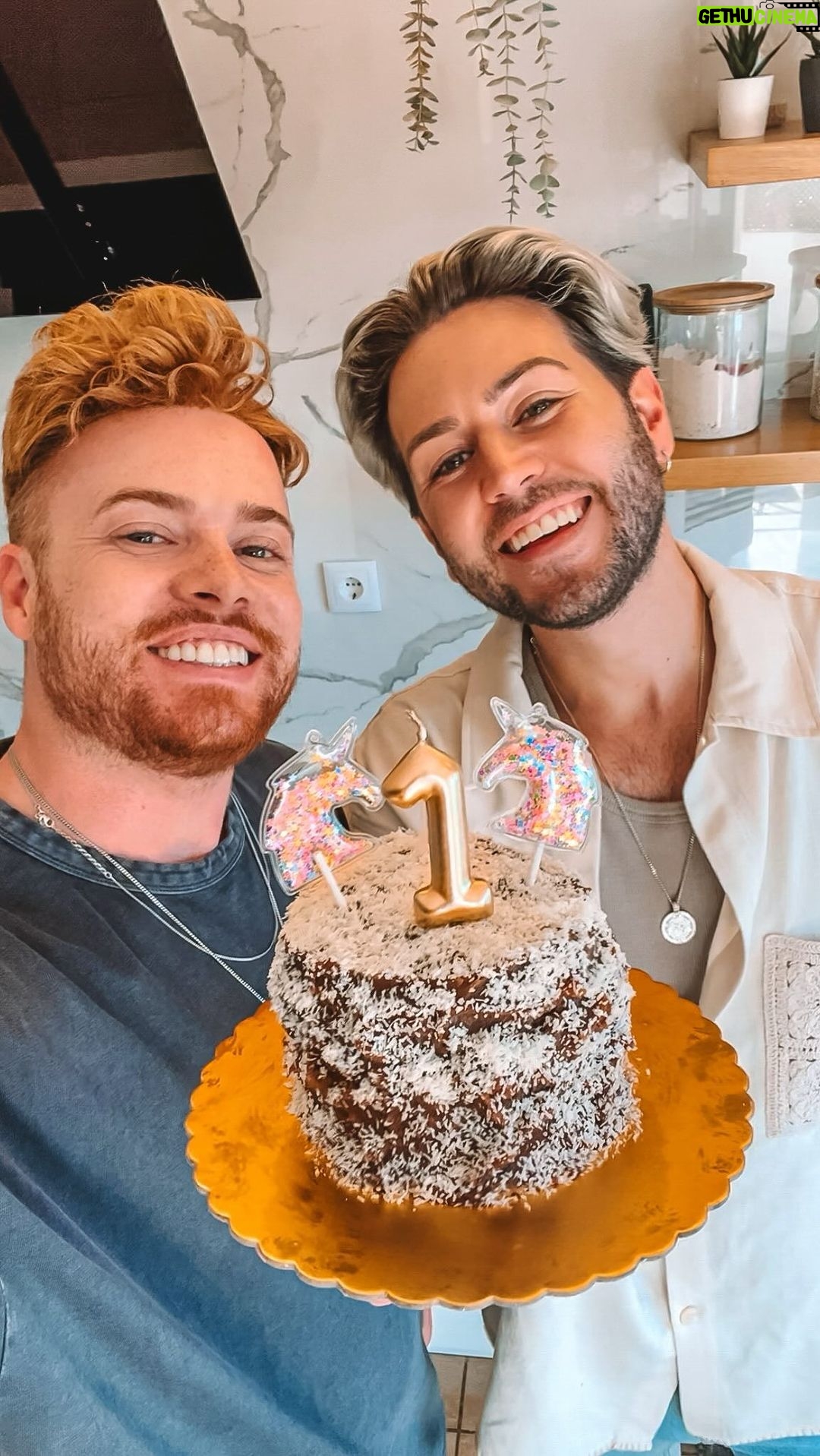João Pedro Bernardes Instagram - Há 1 ano estávamos a tornar-nos os tios mais fixes de sempre, com o nascimento da nossa Isabelinha 💕 Para celebrar o seu primeiro aniversário, decidimos fazer um ‘smash the cake’, que consiste em fazer um bolo para o bebé destruir 🍰 Tinha toda a lógica serem estes dois tios, nabos na cozinha, a fazerem o bolo! Feito apenas com ingredientes que ela pode comer e com MUITO AMOR! 🥰 Se quiserem recriar, só precisam de: Aveia, 3 ou 4 bananas (de preferência maduras), tâmaras (para o recheio e cobertura) e côco ralado (para finalizar e dar aquele ar mai leindo ao bolo). Um agradecimento especial à linda da @ladolce_rita pela ajuda ❤️ Isabelinha, os tios gostam muito de ti e daqui a uns anos já te levamos ao McDonalds connosco! 🫶🏻😂 . . . #caracoroablog #baby #love #babygirl #birthday #smashthecake #cakesmash #cake #easyrecipe #foodforbabies #family #família #firstbirthday