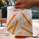 João Pedro Bernardes Instagram - Quem gostava de ver estas 🍟 em Portugal? #mcdonalds #comida #caracoroa #food #foodies #snacks #fastfood #batatasfritas #caracoroablog #espanha #spain #mcdonaldsespaña #alicante