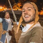 João Pedro Bernardes Instagram - E se vos dissermos que fomos guerreiros por um dia?! Com direito a espadas e luta numa grande batalha? 😳⚔️ Estivemos durante o dia a ‘praticar’ as nossas skills de guerreiro com as experiências espalhadas pela @viagemmedieval, para podermos fazer parte do espetáculo da noite, a batalha real! 🏰 Tu também podes fazer parte desta aventura com a experiência ‘Guerreiro por um dia’. Melhor do que assistir ao espetáculo, só mesmo fazendo parte dele! ☄️ Não te esqueças, tens até 13 de Agosto para visitar a Viagem Medieval em Terra de Santa Maria! 🤴🏼 . . . #viagemmedieval #santamariadafeira #visitfeira #visitportugal #medievalemportugal #portugal p u b