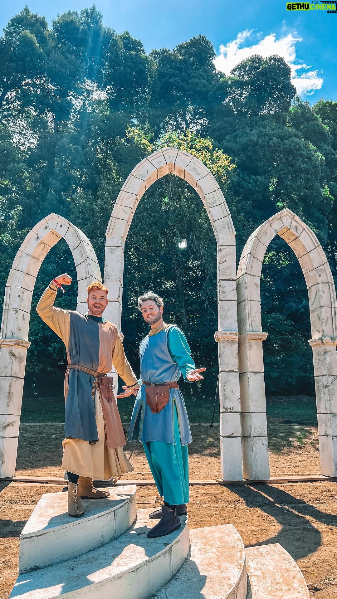 João Pedro Bernardes Instagram - Fomos espreitar como se vivia na idade média, no final do século XIV, durante o reinado de D. João, Mestre de Avis 👑 O que descobrimos? 👀 Que as pessoas se divertiam muito a lavar cuecas e competiam para quem as tinha mais limpas 😂 Que os cavaleiros eram como se vê nos filmes ⚔️ Que já naquela altura sabiam o que era comer e beber (muito) bem 🍇 Que a música medieval será sempre intemporal 🫶🏻 A @viagemmedieval leva-nos numa viagem no tempo e faz-nos sentir mesmo que fazemos parte daquela época histórica de Portugal! Mete a tua coroa, armadura ou tiara de flores e ruma à Viagem Medieval em Terra de Santa Maria! Só tens até 13 de Agosto! 🏰 . . . #viagemmedieval #santamariadafeira #visitfeira #visitportugal #medievalemportugal #portugal p u b
