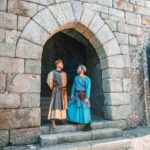 João Pedro Bernardes Instagram - Hoje entrámos num portal do tempo e viajámos até ao século XIV na @viagemmedieval 🏰 Fazemos questão de vir cá todos os anos, beber a bela da sangria, comer os melhores doces e ver espetáculos que nos levam ao tempo dos Reis 👑 Esta viagem medieval é das maiores da Europa!! E acontece de 2 a 13 de Agosto, em Santa Maria da Feira! ⚔️ Ps. Digam lá: estes trajes medievais são a nossa cara ou não? 😂👀 . . #viagemmedieval #santamariadafeira #visitfeira #visitportugal #medievalemportugal #portugal p u b Viagem Medieval em Terra de Santa Maria