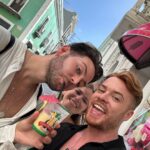 João Pedro Bernardes Instagram - Fui muito feliz estes dias 🤍🏝️ Desligar um bocadinho do digital e estar com as pessoas que mais gostamos faz milagres à alma 🥰 #MuchoAmor 🌈
