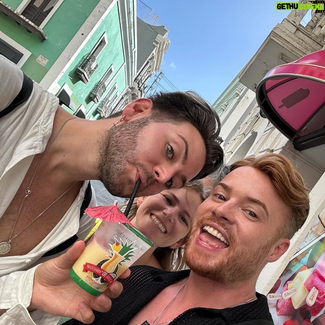 João Pedro Bernardes Instagram - Fui muito feliz estes dias 🤍🏝️ Desligar um bocadinho do digital e estar com as pessoas que mais gostamos faz milagres à alma 🥰 #MuchoAmor 🌈