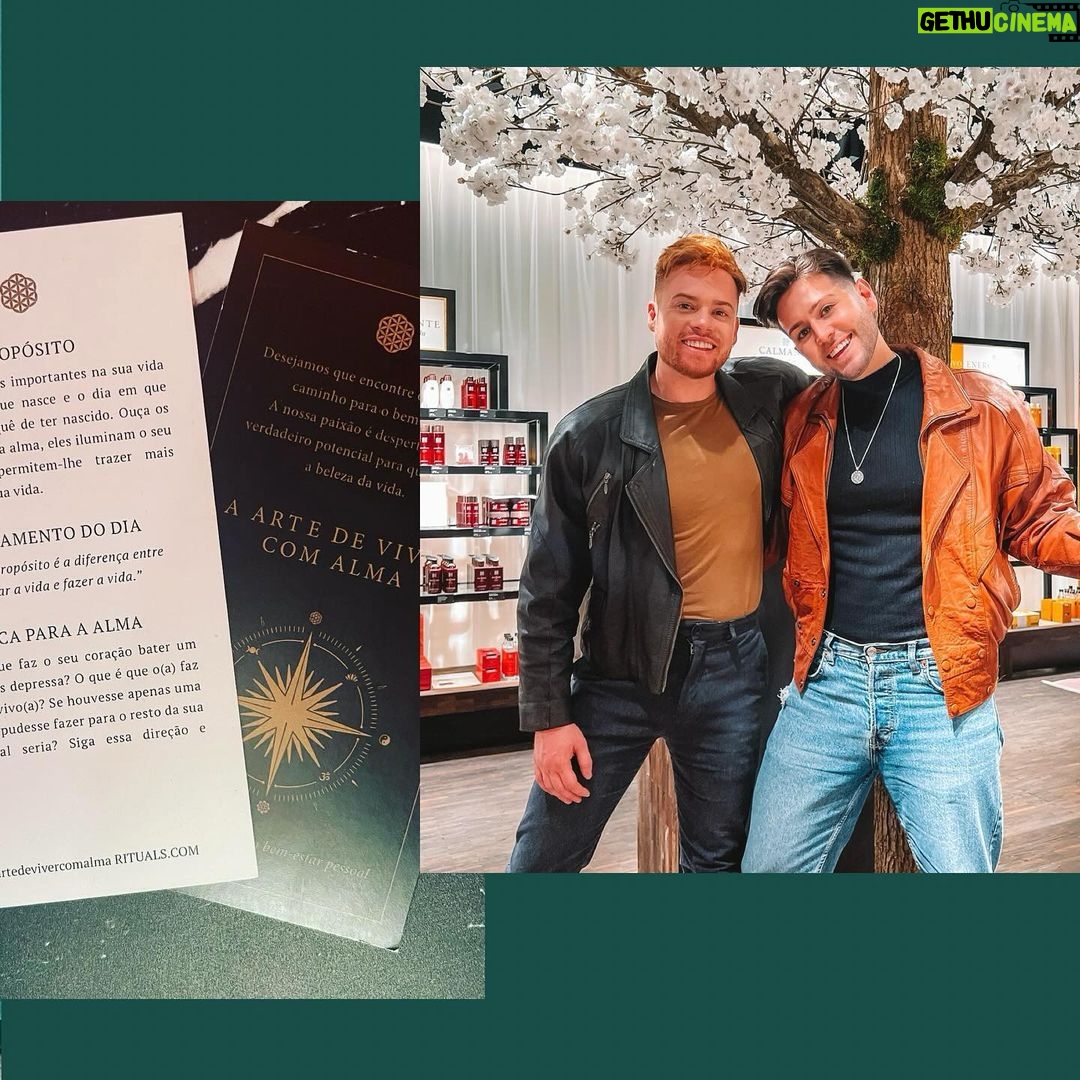 João Pedro Bernardes Instagram - Este foi um dos momentos em que pensámos: “conseguimos!” 🥹✨ Em Abril de 2019, tivemos a nossa primeira proposta de trabalho para o Cara Coroa, quando a @ritualscosmetics viu algo especial em nós e nos deixou ser criativos ao nosso jeito! Desde esse dia, foram muitos os sonhos que se tornaram realidade, como trabalhar um dia na loja Rituals ou viajar até Amesterdão para conhecer a “House of Rituals”! Sempre que entramos numa loja Rituals, sentimos que fazemos parte.. que conhecemos os cantos à casa e que muito da filosofia deles, ficou presa a nós ao longo destes anos! Obrigado por todos estes momentos, por todas as pessoas que conhecemos e por nos inspirarem em ter sempre o nosso propósito tão bem definido! O segredo da Rituals não são só os produtos, mas principalmente as suas pessoas ❤️ . . #RitualsCosmetics #AdventCalendar #HouseofRituals pub
