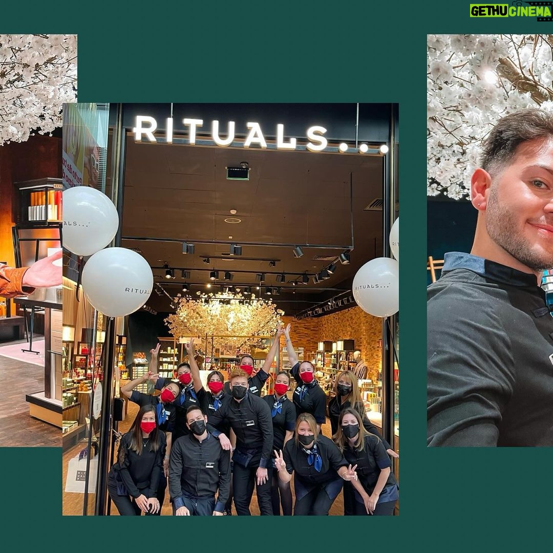 João Pedro Bernardes Instagram - Este foi um dos momentos em que pensámos: “conseguimos!” 🥹✨ Em Abril de 2019, tivemos a nossa primeira proposta de trabalho para o Cara Coroa, quando a @ritualscosmetics viu algo especial em nós e nos deixou ser criativos ao nosso jeito! Desde esse dia, foram muitos os sonhos que se tornaram realidade, como trabalhar um dia na loja Rituals ou viajar até Amesterdão para conhecer a “House of Rituals”! Sempre que entramos numa loja Rituals, sentimos que fazemos parte.. que conhecemos os cantos à casa e que muito da filosofia deles, ficou presa a nós ao longo destes anos! Obrigado por todos estes momentos, por todas as pessoas que conhecemos e por nos inspirarem em ter sempre o nosso propósito tão bem definido! O segredo da Rituals não são só os produtos, mas principalmente as suas pessoas ❤️ . . #RitualsCosmetics #AdventCalendar #HouseofRituals pub