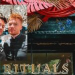 João Pedro Bernardes Instagram - Este foi um dos momentos em que pensámos: “conseguimos!” 🥹✨ Em Abril de 2019, tivemos a nossa primeira proposta de trabalho para o Cara Coroa, quando a @ritualscosmetics viu algo especial em nós e nos deixou ser criativos ao nosso jeito! Desde esse dia, foram muitos os sonhos que se tornaram realidade, como trabalhar um dia na loja Rituals ou viajar até Amesterdão para conhecer a “House of Rituals”! Sempre que entramos numa loja Rituals, sentimos que fazemos parte.. que conhecemos os cantos à casa e que muito da filosofia deles, ficou presa a nós ao longo destes anos! Obrigado por todos estes momentos, por todas as pessoas que conhecemos e por nos inspirarem em ter sempre o nosso propósito tão bem definido! O segredo da Rituals não são só os produtos, mas principalmente as suas pessoas ❤️ . . #RitualsCosmetics #AdventCalendar #HouseofRituals pub