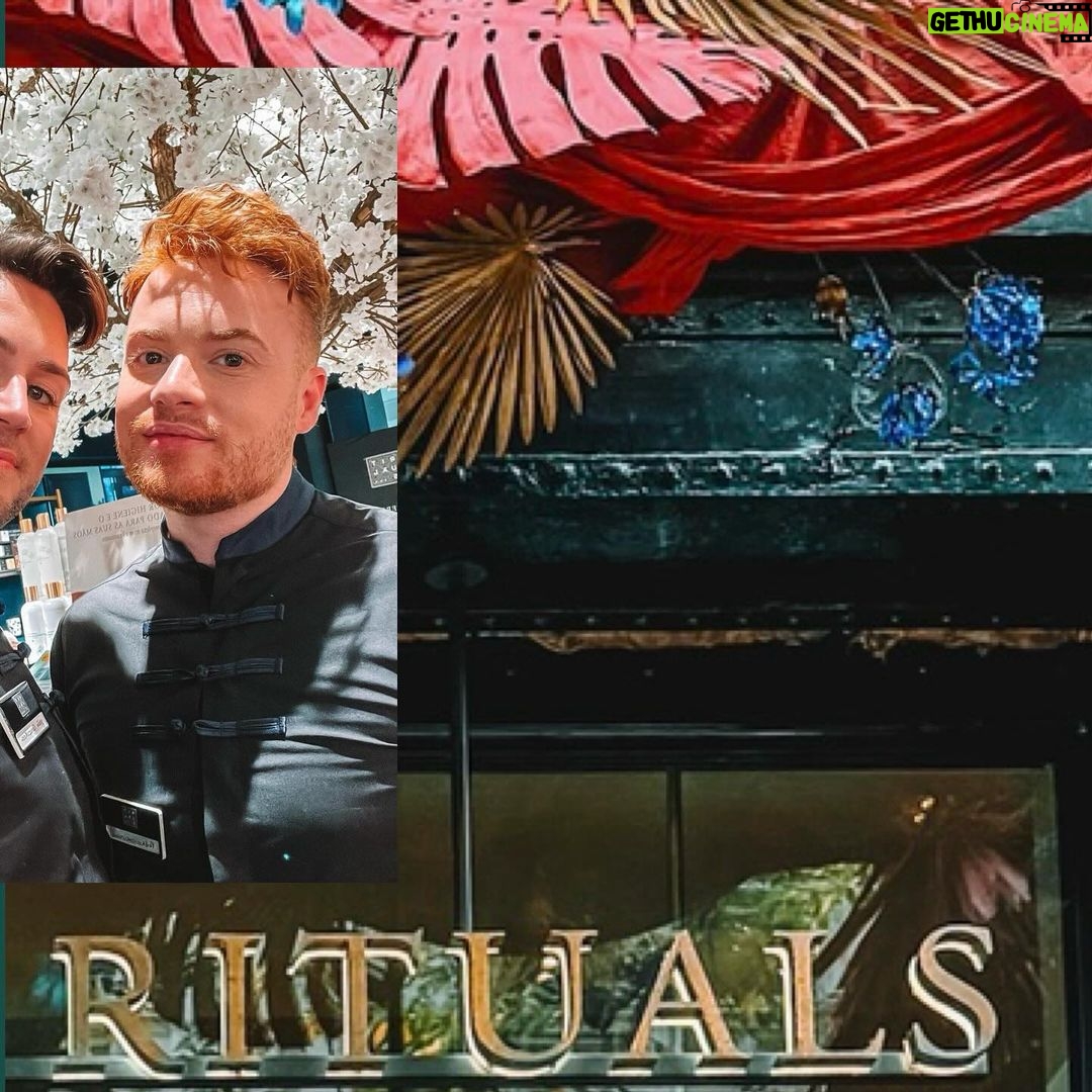 João Pedro Bernardes Instagram - Este foi um dos momentos em que pensámos: “conseguimos!” 🥹✨ Em Abril de 2019, tivemos a nossa primeira proposta de trabalho para o Cara Coroa, quando a @ritualscosmetics viu algo especial em nós e nos deixou ser criativos ao nosso jeito! Desde esse dia, foram muitos os sonhos que se tornaram realidade, como trabalhar um dia na loja Rituals ou viajar até Amesterdão para conhecer a “House of Rituals”! Sempre que entramos numa loja Rituals, sentimos que fazemos parte.. que conhecemos os cantos à casa e que muito da filosofia deles, ficou presa a nós ao longo destes anos! Obrigado por todos estes momentos, por todas as pessoas que conhecemos e por nos inspirarem em ter sempre o nosso propósito tão bem definido! O segredo da Rituals não são só os produtos, mas principalmente as suas pessoas ❤️ . . #RitualsCosmetics #AdventCalendar #HouseofRituals pub