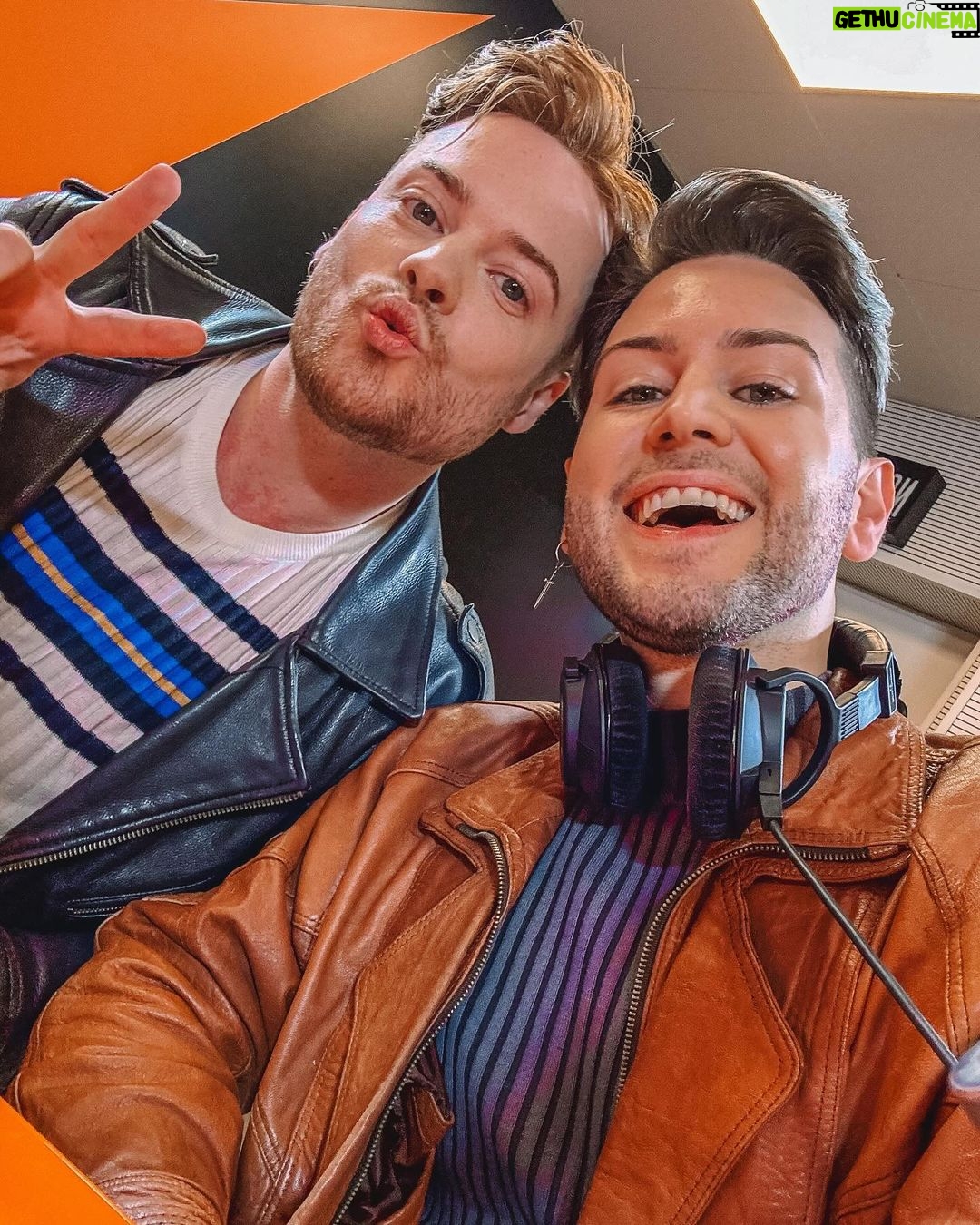 João Pedro Bernardes Instagram - O João e o Pedro de há 5 anos atrás iriam ficar tão orgulhosos deste momento das suas vidas! O Cara Coroa é o nosso compromisso, é algo tão profundo e especial para nós, que apenas podemos agradecer a todos que nos têm feito sorrir e têm sorrido connosco 🧡 Obrigado à @megahitstagram por nos ter dado o tempo e espaço para celebrar este momento com vocês! Estamos felizes! 🫶🏻