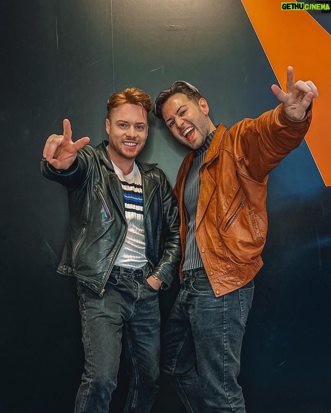 João Pedro Bernardes Instagram - O João e o Pedro de há 5 anos atrás iriam ficar tão orgulhosos deste momento das suas vidas! O Cara Coroa é o nosso compromisso, é algo tão profundo e especial para nós, que apenas podemos agradecer a todos que nos têm feito sorrir e têm sorrido connosco 🧡 Obrigado à @megahitstagram por nos ter dado o tempo e espaço para celebrar este momento com vocês! Estamos felizes! 🫶🏻