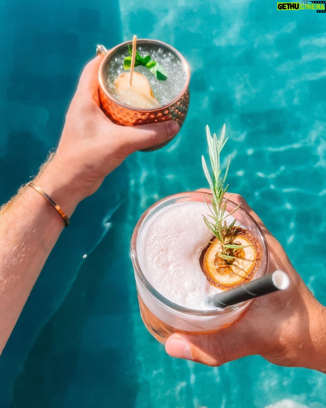 João Pedro Bernardes Instagram - 8 dias de 🤍🍸🌊🌞🍦 ps. a foto 9 está… 🥹👶🏼 . . . #caracoroablog #beach #lifestyle #outfit #youtuber #vlogger #explore #igersportugal #portugal #spain #visitspain #alicante #couple #lgbt Alicante, España