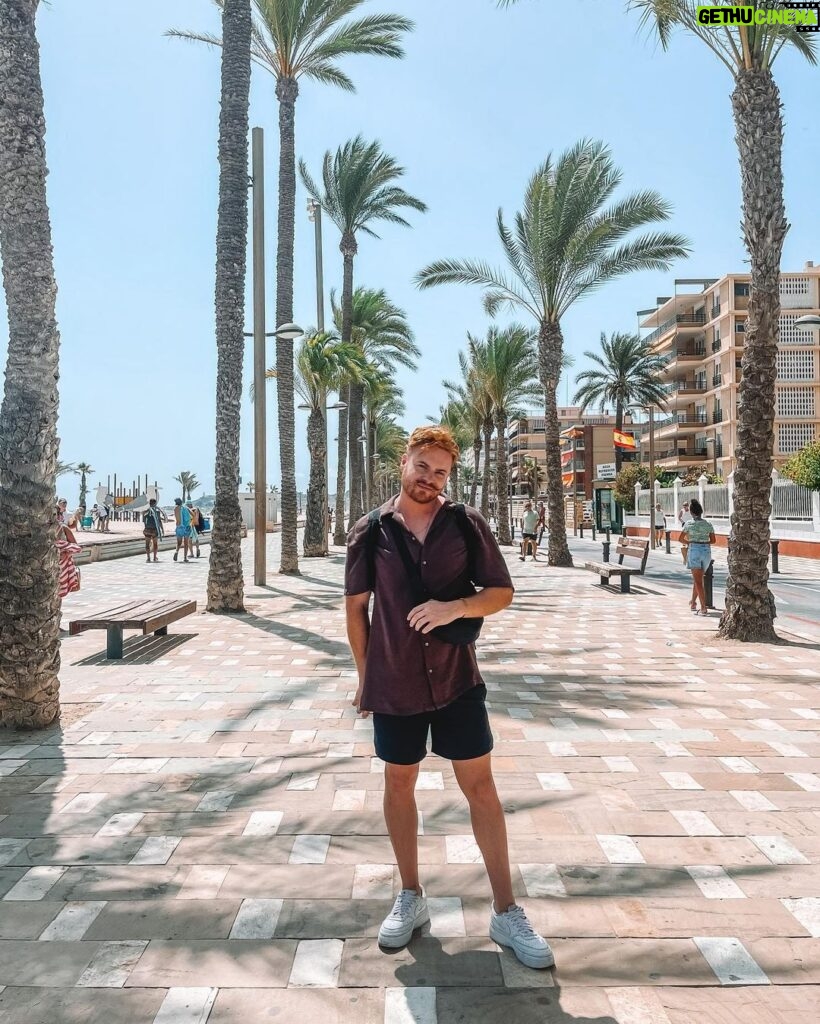 João Pedro Bernardes Instagram - 8 dias de 🤍🍸🌊🌞🍦 ps. a foto 9 está… 🥹👶🏼 . . . #caracoroablog #beach #lifestyle #outfit #youtuber #vlogger #explore #igersportugal #portugal #spain #visitspain #alicante #couple #lgbt Alicante, España