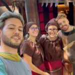 João Pedro Bernardes Instagram - Hoje entrámos num portal do tempo e viajámos até ao século XIV na @viagemmedieval 🏰 Fazemos questão de vir cá todos os anos, beber a bela da sangria, comer os melhores doces e ver espetáculos que nos levam ao tempo dos Reis 👑 Esta viagem medieval é das maiores da Europa!! E acontece de 2 a 13 de Agosto, em Santa Maria da Feira! ⚔️ Ps. Digam lá: estes trajes medievais são a nossa cara ou não? 😂👀 . . #viagemmedieval #santamariadafeira #visitfeira #visitportugal #medievalemportugal #portugal p u b Viagem Medieval em Terra de Santa Maria