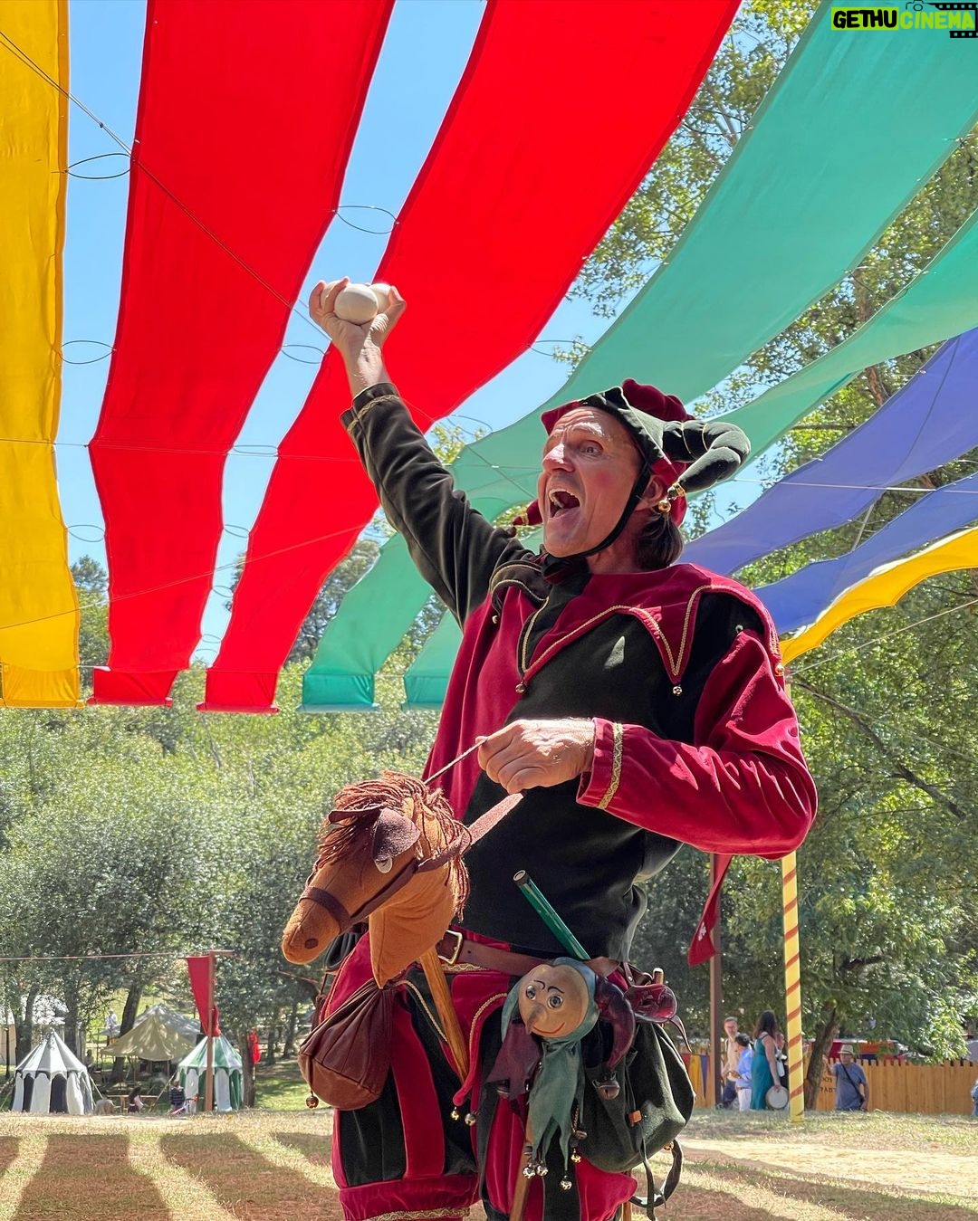 João Pedro Bernardes Instagram - Hoje entrámos num portal do tempo e viajámos até ao século XIV na @viagemmedieval 🏰 Fazemos questão de vir cá todos os anos, beber a bela da sangria, comer os melhores doces e ver espetáculos que nos levam ao tempo dos Reis 👑 Esta viagem medieval é das maiores da Europa!! E acontece de 2 a 13 de Agosto, em Santa Maria da Feira! ⚔️ Ps. Digam lá: estes trajes medievais são a nossa cara ou não? 😂👀 . . #viagemmedieval #santamariadafeira #visitfeira #visitportugal #medievalemportugal #portugal p u b Viagem Medieval em Terra de Santa Maria
