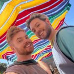 João Pedro Bernardes Instagram - Hoje entrámos num portal do tempo e viajámos até ao século XIV na @viagemmedieval 🏰 Fazemos questão de vir cá todos os anos, beber a bela da sangria, comer os melhores doces e ver espetáculos que nos levam ao tempo dos Reis 👑 Esta viagem medieval é das maiores da Europa!! E acontece de 2 a 13 de Agosto, em Santa Maria da Feira! ⚔️ Ps. Digam lá: estes trajes medievais são a nossa cara ou não? 😂👀 . . #viagemmedieval #santamariadafeira #visitfeira #visitportugal #medievalemportugal #portugal p u b Viagem Medieval em Terra de Santa Maria