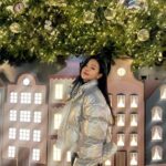 Jo Yoo-jin Instagram – 🎄

촬영 끝나고 김여사랑 롯데월드타워 쇼핑🎄 
트리보다 내 패딩이 더 트윙클 트윙클해서 
사람들 바글바글한 곳에 멀리있어도 
한 눈에 들어와서 찾기 쉽지 ✌🏻

#PORTENA #포르테나 @porterna_ 🩶 롯데월드타워 – WorldTower